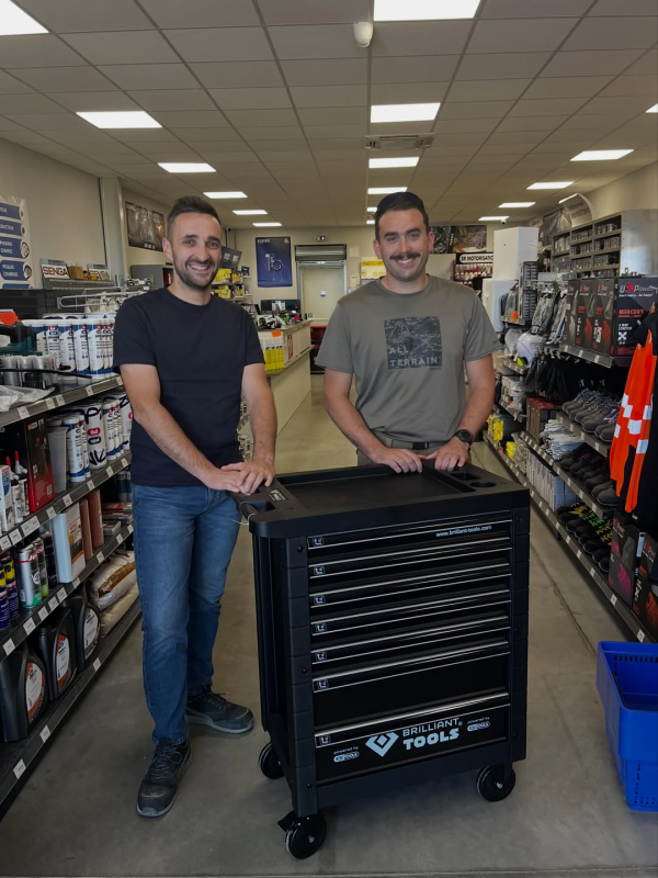 Remise de la servante Brilliant Tools au gagnant du jeu concours SR Motorisation